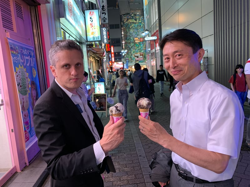 2019年、共同創業者のCEOアーロン・レヴィと渋谷でアイスを食べる