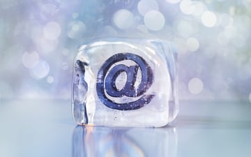 メール誤送信の原因とそれによる情報漏えいを防ぐ対策とは?