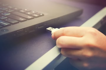 USBメモリを企業が扱う時のリスクと対策について